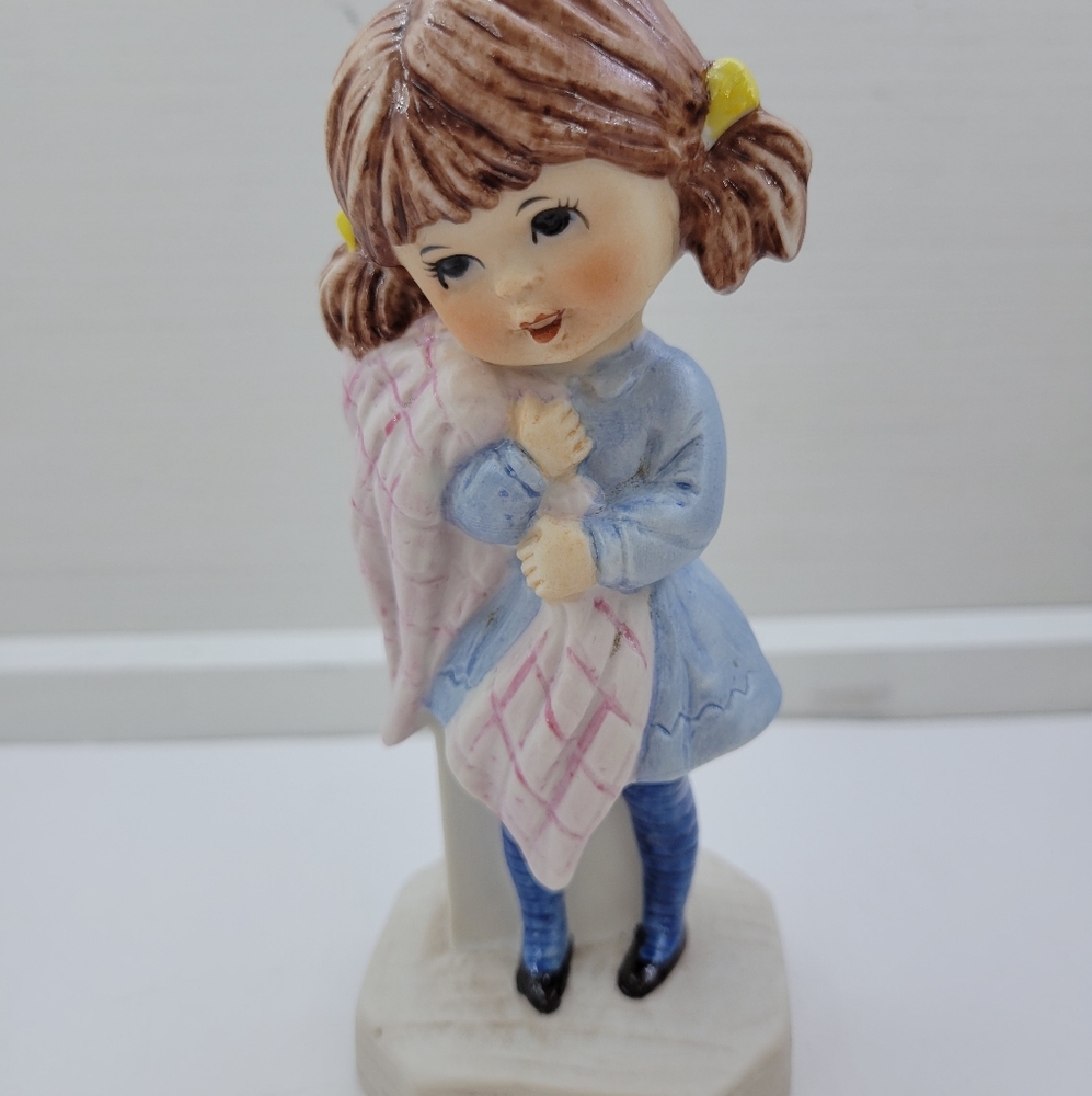 Moppet Figurine Little Girl w/blanky